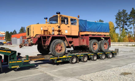 Sachsenland macht‘s möglich: Oldtimer-LKW mit Tieflader von Russland nach Deutschland gebracht