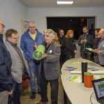 Christian Gil erläutert die Funktion von Rohrsanierungen; Foto: Andreas Reichelt