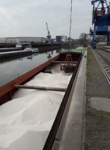 Entladung von Düngemitteln im Hafen Riesa (Foto: SBO)