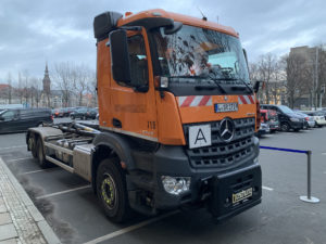 Mit Abbiegeassistent ausgestatteter LKW