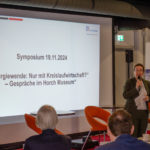 Die Moderatorin des Symposiums Conny Hartmann, Radio Chemnitz startet das Symposium